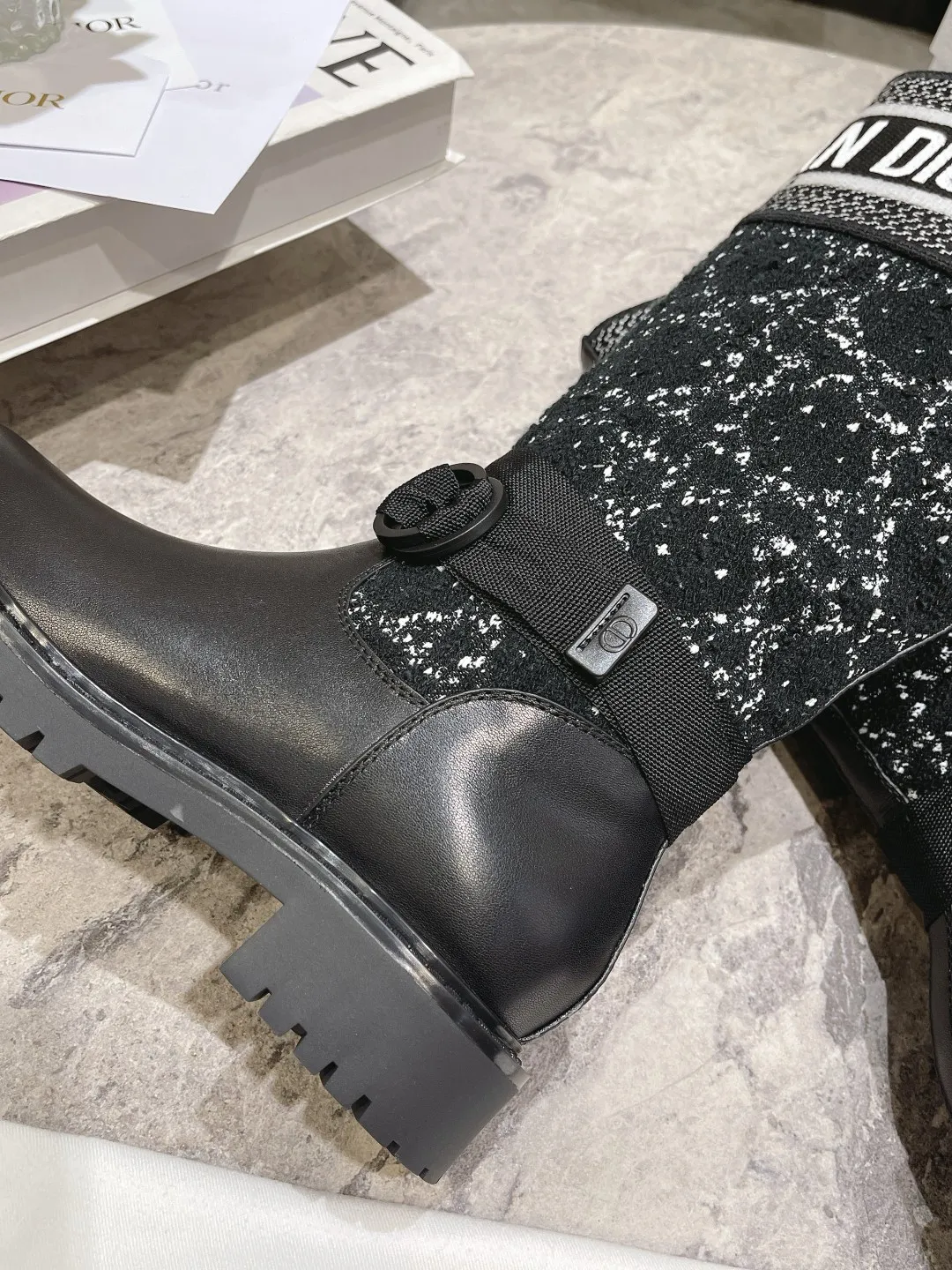 👟👟Ex-factory price 600👟👟 Dior Dior autumn and winter classic knight boots, many celebrities and Internet celebrities have planted grass. Fashion and trend are at the same time, a cool and handsome boot👢, not only the appearance is great and the brand is recognizable, the three-dimensional sense of the embroidery is also super A! Fly-woven fabric + imported first-layer cowhide + silk sheepskin lining, rubber non-slip and wear-resistant bottom. Original full set of packaging. Number of yards: 35-39 yards (40.41 needs to be customized)